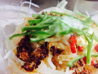 10、#绿色美食#炝拌香辣土豆丝,锅内烧开油，淋上辣椒上！