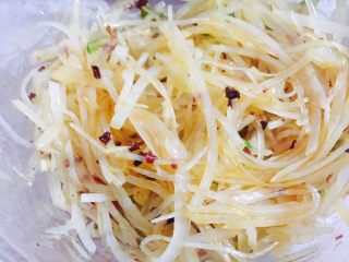 11、#绿色美食#炝拌香辣土豆丝,在简单拌拌入味！一道快手的简单美味做好啦！