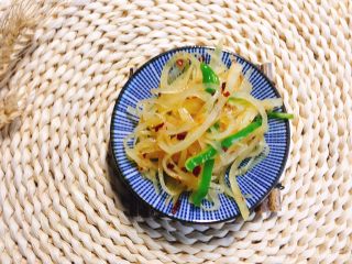 12、#绿色美食#炝拌香辣土豆丝,这道菜最重要就是味道的拿捏，所以这里用勺量分享！