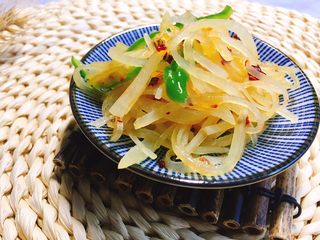 14、#绿色美食#炝拌香辣土豆丝,赶快做起来，给家人朋友展示一下手艺啦～