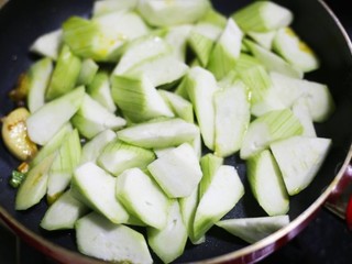 6、鲜掉眉毛的丝瓜豆腐汤,热锅凉油，油热后放入葱段和蒜煸炒出香味，把丝瓜放入锅中翻炒至变色，往锅中倒入清水没过丝瓜烧开。