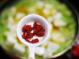 9、鲜掉眉毛的丝瓜豆腐汤,加入枸杞煮开。