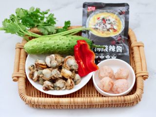 1、金汤酸辣黄瓜扇贝羹,首先备齐做羹的汤，扇贝提前洗净煮熟扒出肉。