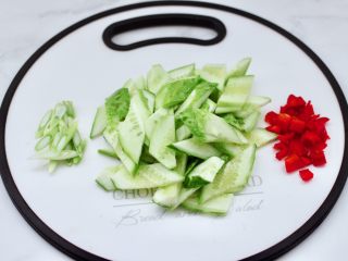 2、金汤酸辣黄瓜扇贝羹,黄瓜洗净后用刀切成菱形薄片，红椒切丁，葱切碎。