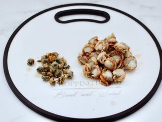 3、金汤酸辣黄瓜扇贝羹,把煮熟的扇贝肉去除内脏。