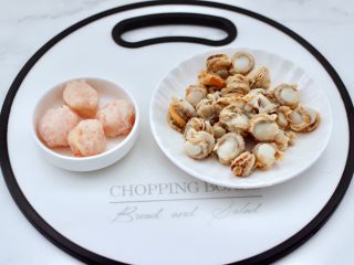 4、金汤酸辣黄瓜扇贝羹,把去除内脏的扇贝肉洗净，虾滑提前解冻备好。