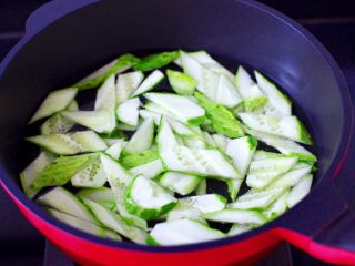 5、金汤酸辣黄瓜扇贝羹,锅中倒入适量的清水，放入黄瓜片。