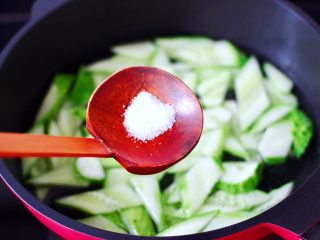 6、金汤酸辣黄瓜扇贝羹,根据个人口味，加入适量的盐。