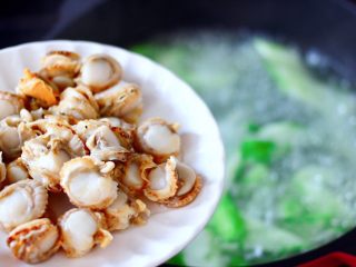 7、金汤酸辣黄瓜扇贝羹,大火煮沸后，放入扇贝肉。