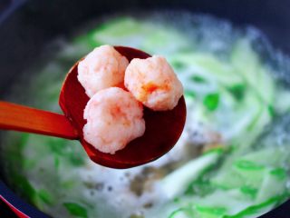 8、金汤酸辣黄瓜扇贝羹,再放入虾滑。