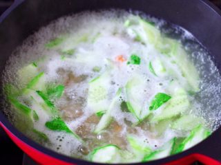 9、金汤酸辣黄瓜扇贝羹,大火煮沸后继续煮2分钟左右。
