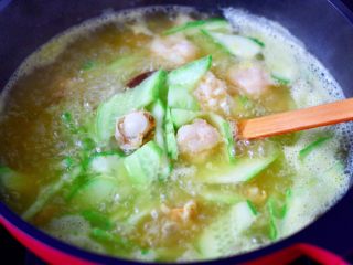 11、金汤酸辣黄瓜扇贝羹,大火继续煮1分钟左右。