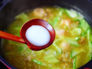 12、金汤酸辣黄瓜扇贝羹,看见黄瓜断生变色的时候，用提前化开的淀粉勾芡。