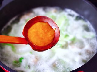 10、金汤酸辣黄瓜扇贝羹,这个时候加入璞真金汤酸辣酱调味。