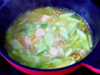 13、金汤酸辣黄瓜扇贝羹,大火继续煮至1分钟。