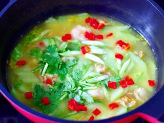 14、金汤酸辣黄瓜扇贝羹,看见锅中汤汁浓稠时，撒上红椒丁，葱花和香菜段即可关火。