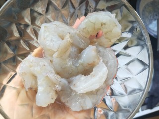 2、三鲜汤,虾仁去皮，去虾线，加入白胡椒粉，料酒，少许盐，腌制一会