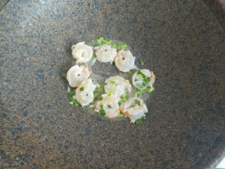 3、三鲜汤,炒锅倒油，葱花炒香，虾仁倒进去炒变色