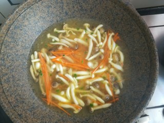 5、三鲜汤,加水，淹没蔬菜，加多一些水。