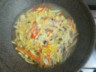 8、三鲜汤,加盐，胡椒粉，鸡精调味，淋入香油。