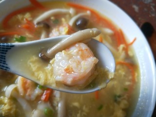 10、三鲜汤,鲜香的三鲜汤就做好了。