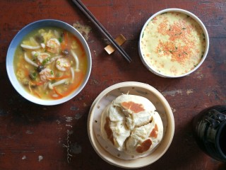 12、三鲜汤,我搭配了开花大馒头，蒸蛋羹，作为早餐。