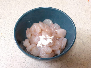 2、宴客快手菜【虾仁滑蛋】,虾仁放一碗中，用少许盐，1/3 茶匙淀粉， 1茶匙蛋白，少许色拉油腌好