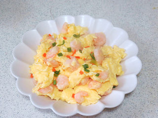 11、宴客快手菜【虾仁滑蛋】,表面可撒些葱花，胡萝卜碎装饰一下