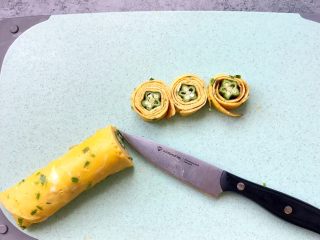 13、秋葵蛋卷～儿童餐,切均等宽度的蛋卷