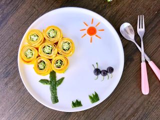 14、秋葵蛋卷～儿童餐,摆盘成品：蓝莓做成了小蚂蚁、胡萝卜变身太阳、黄瓜皮成了树干和树叶、小草。女儿特别喜欢，真的是瞬间味蕾大开，忍不住要吃了呢！