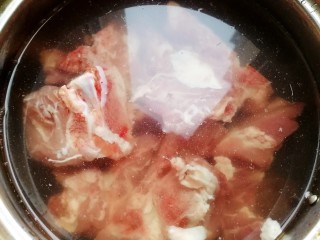 2、冬瓜猪骨汤,猪骨冷水泡20分去血水。