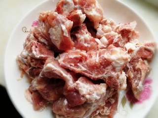 3、冬瓜猪骨汤,清水反复冲洗干净。