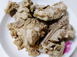 5、冬瓜猪骨汤,捞出温水洗净。