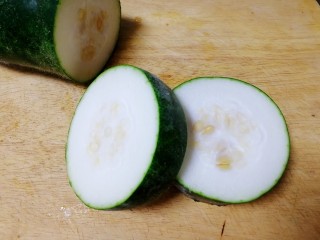 6、冬瓜猪骨汤,冬瓜切片。