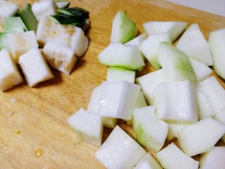 7、冬瓜猪骨汤,去皮去籽切块儿。