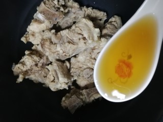 8、冬瓜猪骨汤,锅里放入猪骨，料酒。