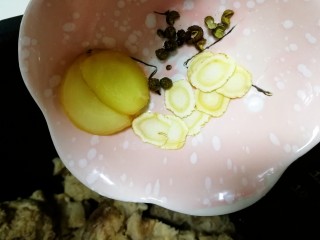 9、冬瓜猪骨汤,放入花椒姜片和西洋参。