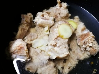 10、冬瓜猪骨汤,加足量的开水。