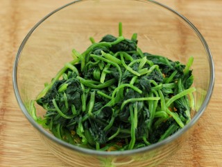 9、菠菜陈醋花生米,将菠菜过凉水后挤干水分放入步骤6中