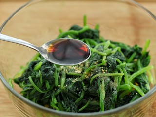 10、菠菜陈醋花生米,调入生抽、盐、鸡精和陈醋