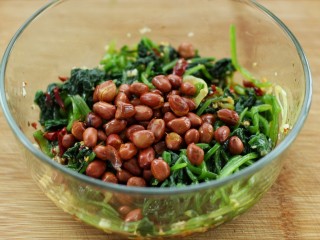 11、菠菜陈醋花生米,再放入花生米