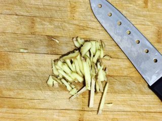 3、红糖枸杞老姜茶,生姜茄成丝备用!