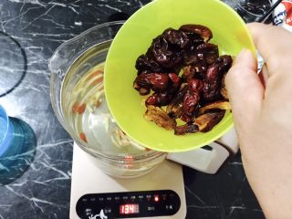 7、红糖枸杞老姜茶,洗干净的红枣倒入壶中!