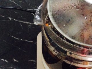 11、红糖枸杞老姜茶,等到养生壶开了以后,把盖子打开一个小缝隙。避免水扑出来!