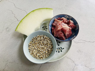 1、冬瓜薏米排骨汤,准备好食材