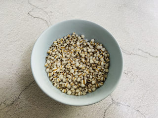 2、冬瓜薏米排骨汤,薏米清洗干净提前浸泡两个小时