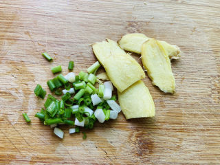 3、冬瓜薏米排骨汤,姜片、葱花