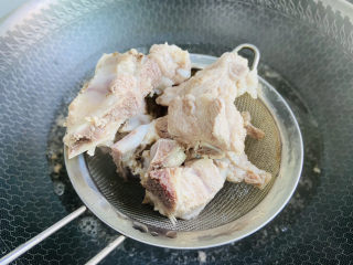 5、冬瓜薏米排骨汤,大火煮沸焯烫三分钟捞起沥干水份再次冲洗干净