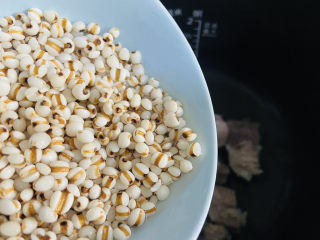 7、冬瓜薏米排骨汤,倒入浸泡后的薏米