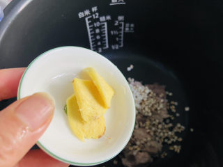 8、冬瓜薏米排骨汤,放入姜片